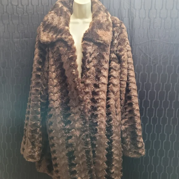 Dennis by Dennis basso Mid Length Faux Fur Coat Size Medium - Picture 9 of 9